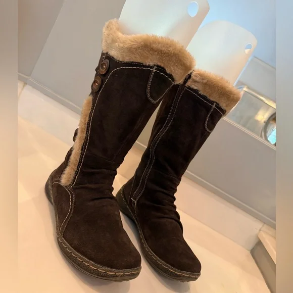 G.H. Bass & Co. Brown Suede Winter Boots with Cream Fur - Picture 2 of 8